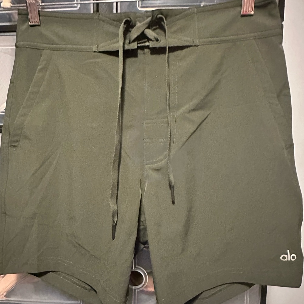 ALO Yoga Men's Olive Green Shorts